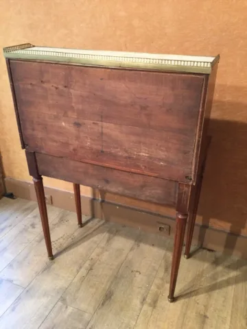 Un bureau-secrétaire bonheurs-du-jour