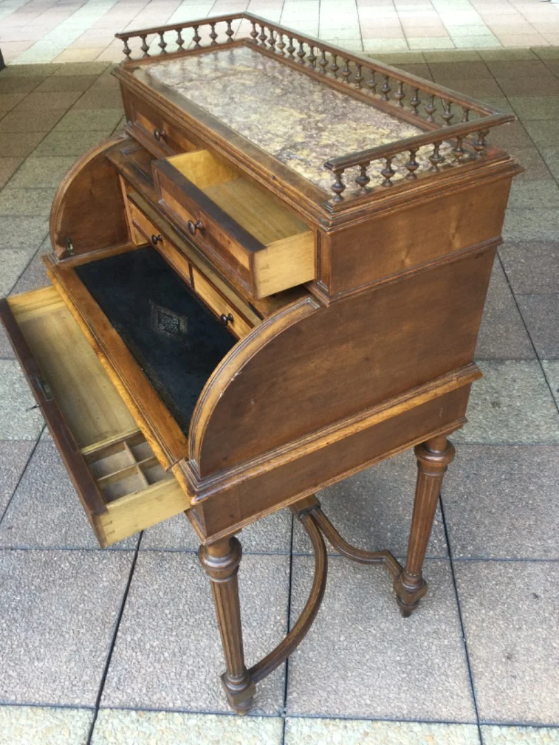 Un petit bureau ''cylindre'' en noyer