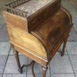 Un petit bureau ''cylindre'' en noyer