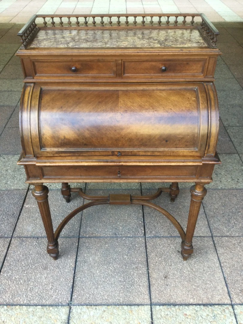Un petit bureau ''cylindre'' en noyer