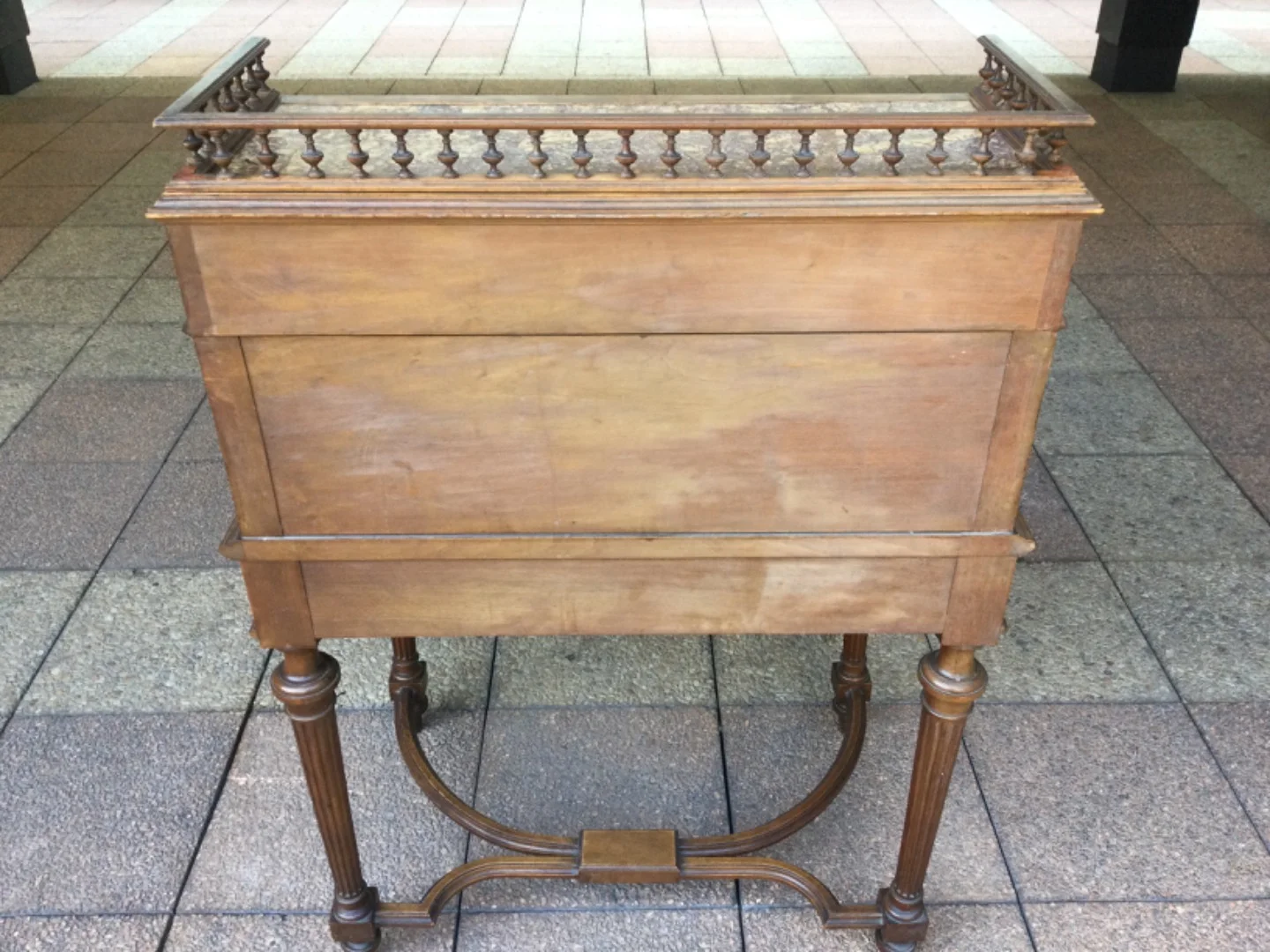 Un petit bureau ''cylindre'' en noyer