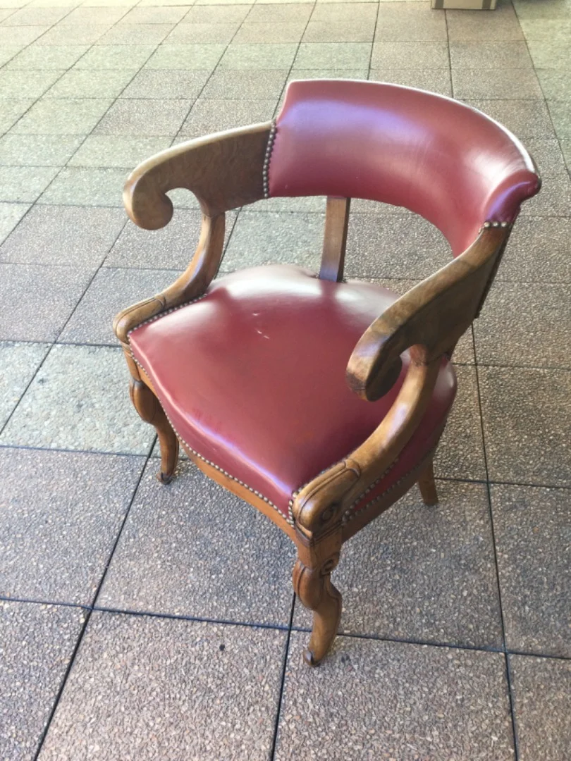 Un fauteuil de bureau en noyer