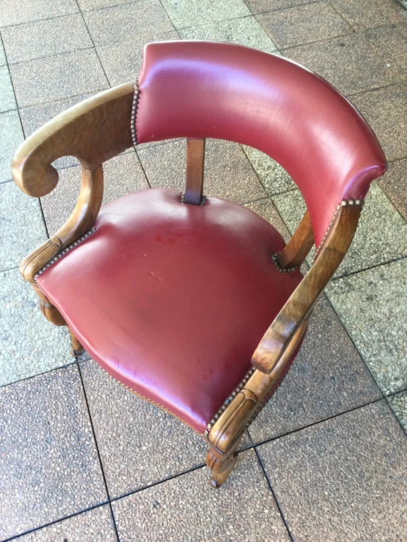 Un fauteuil de bureau en noyer