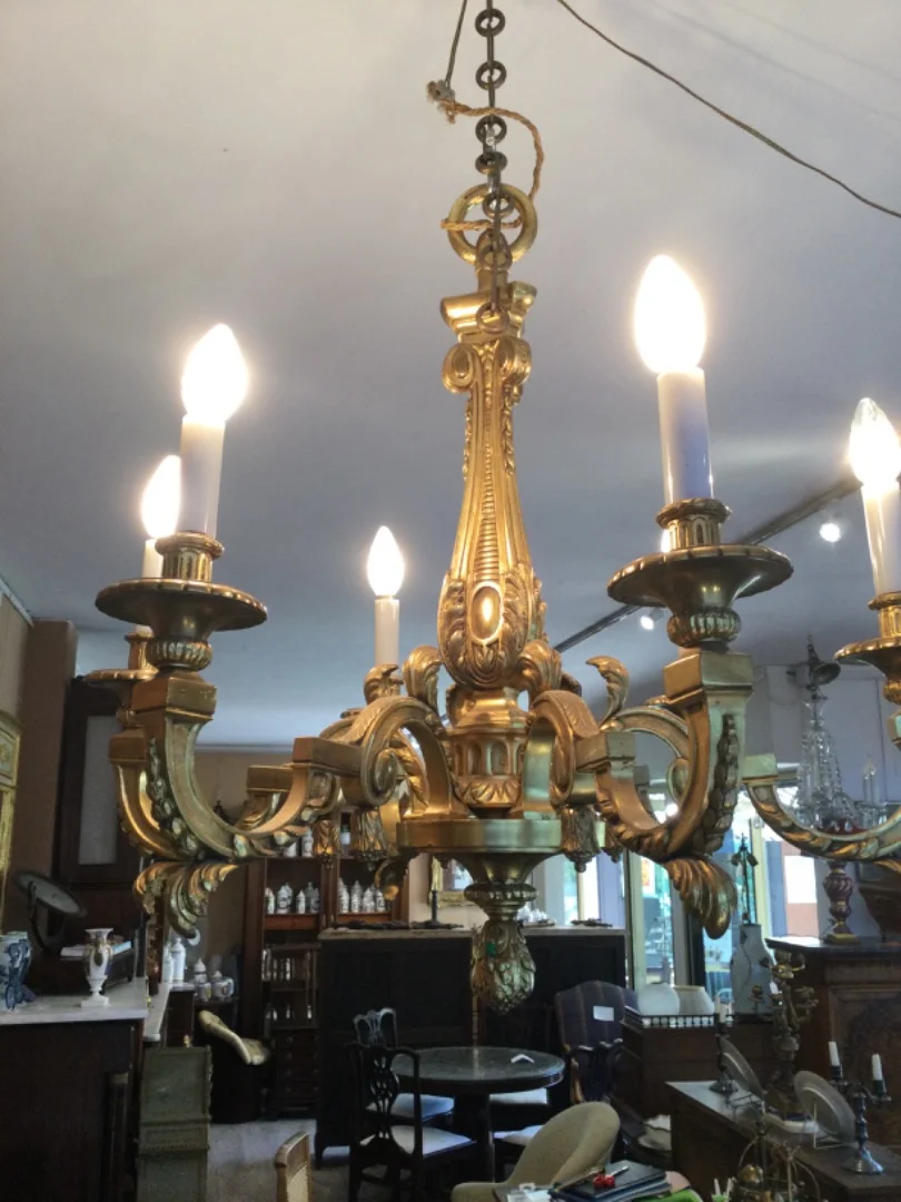 Un grand lustre de style Louis XVI en bronze doré