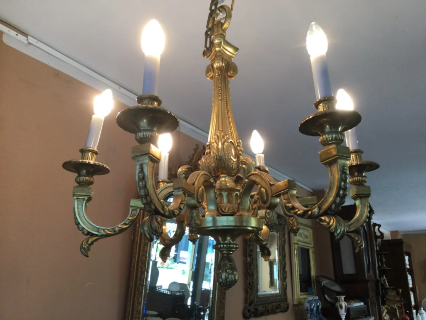 Un grand lustre de style Louis XVI en bronze doré