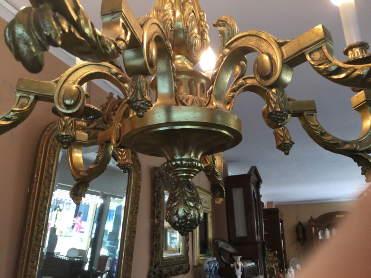 Un grand lustre de style Louis XVI en bronze doré