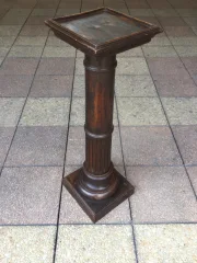 Une sellette, colonne ou piédestal