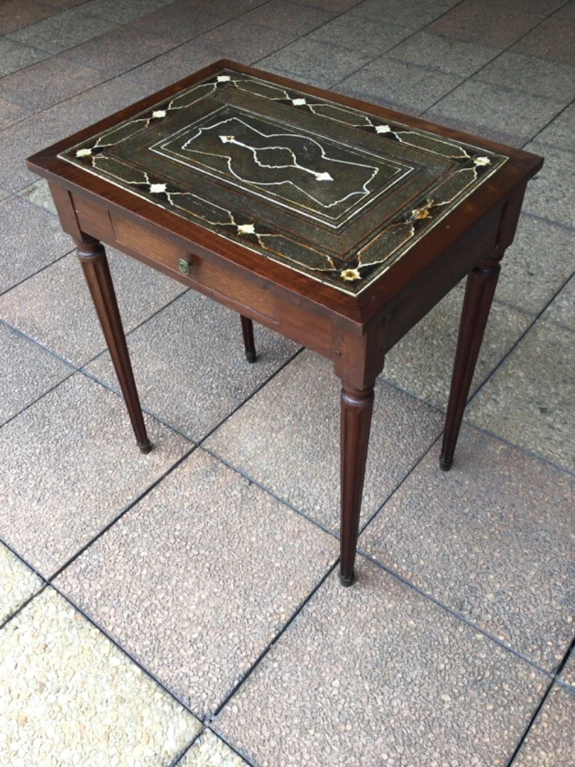 Une petite table Louis XVI dans le goût oriental