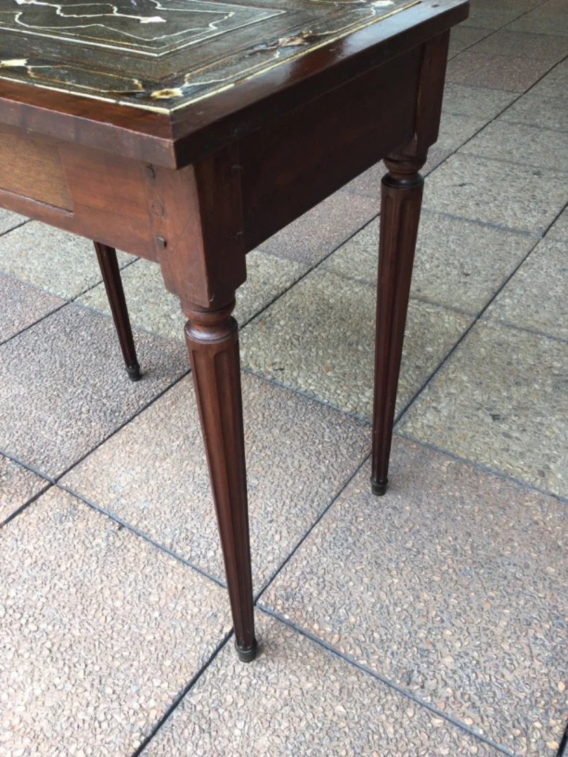 Une petite table Louis XVI dans le goût oriental