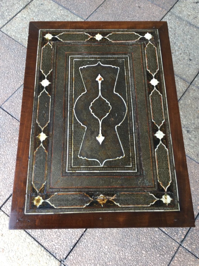 Une petite table Louis XVI dans le goût oriental