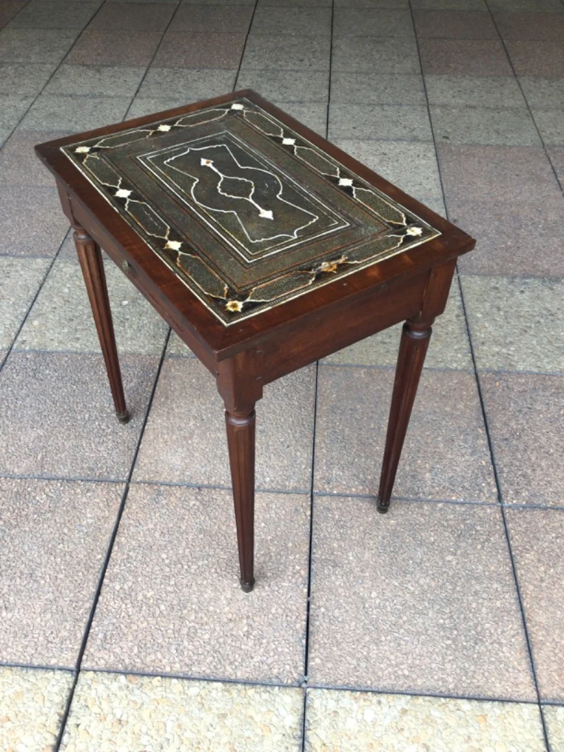 Une petite table Louis XVI dans le goût oriental