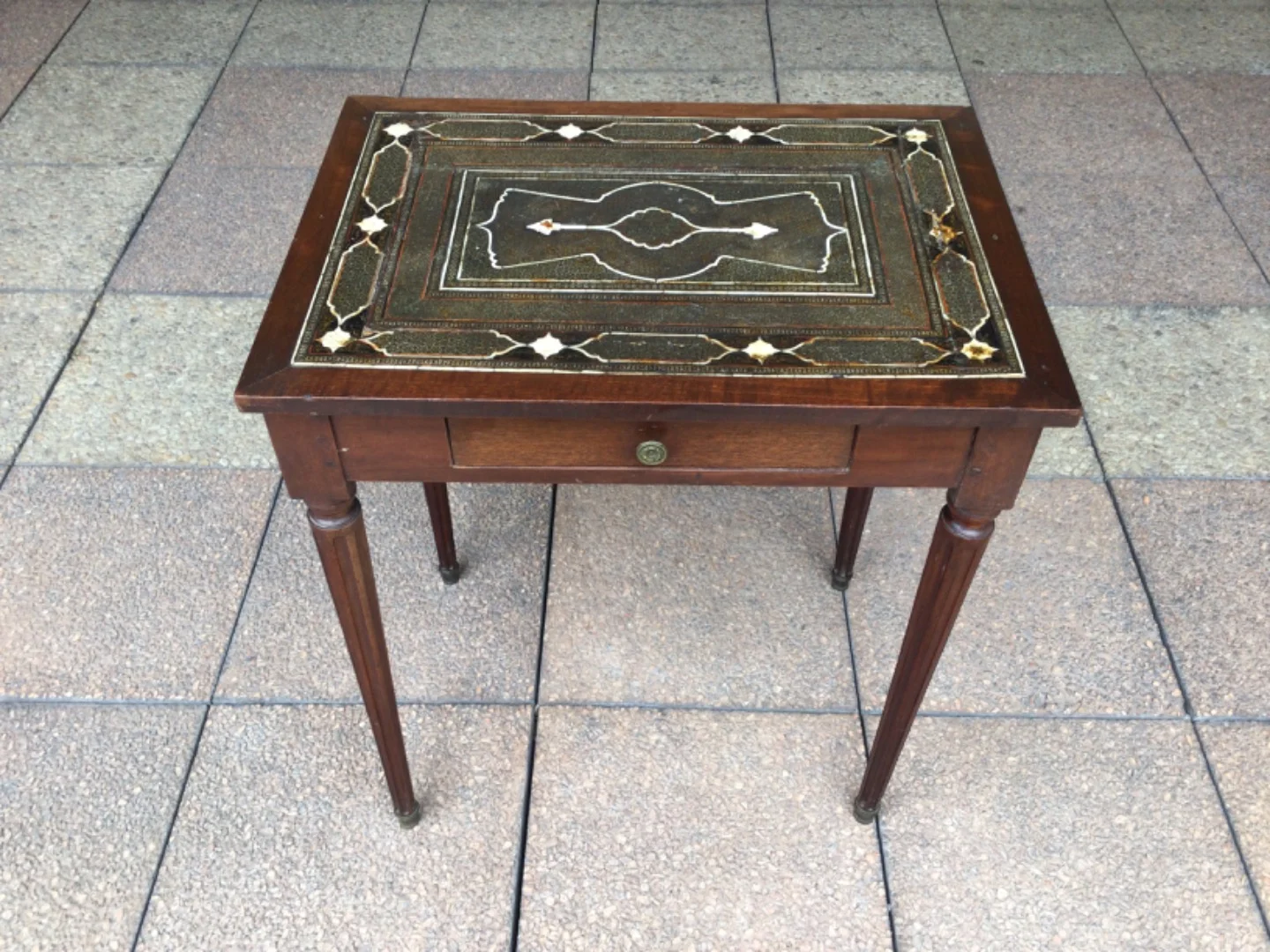 Une petite table Louis XVI dans le goût oriental