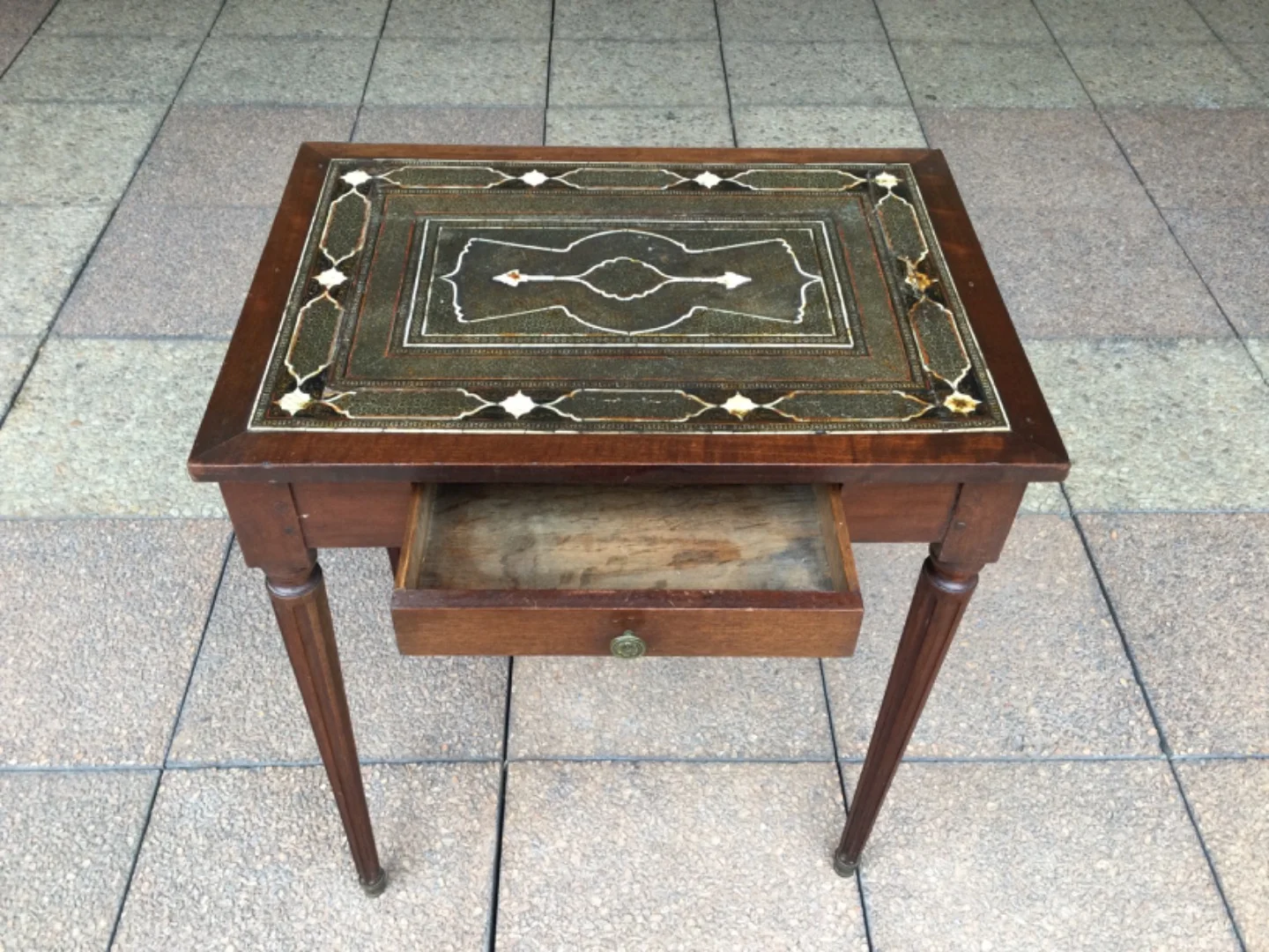 Une petite table Louis XVI dans le goût oriental