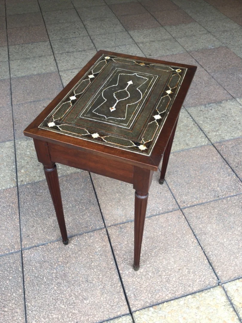 Une petite table Louis XVI dans le goût oriental