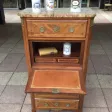 Un petit secrétaire simulant un chiffonnier.