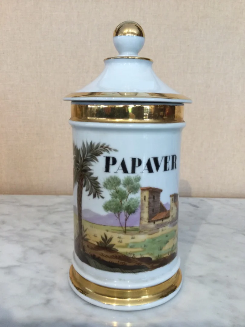 Un pot à pharmacie marqué PAPAVER