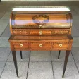 Un petit bureau  cylindre en marqueterie du XVIIIe siècle.