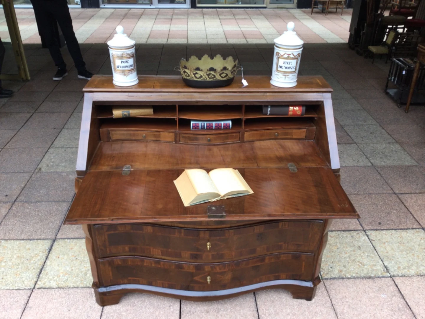 Une commode-bureau de la vallée du Rhin