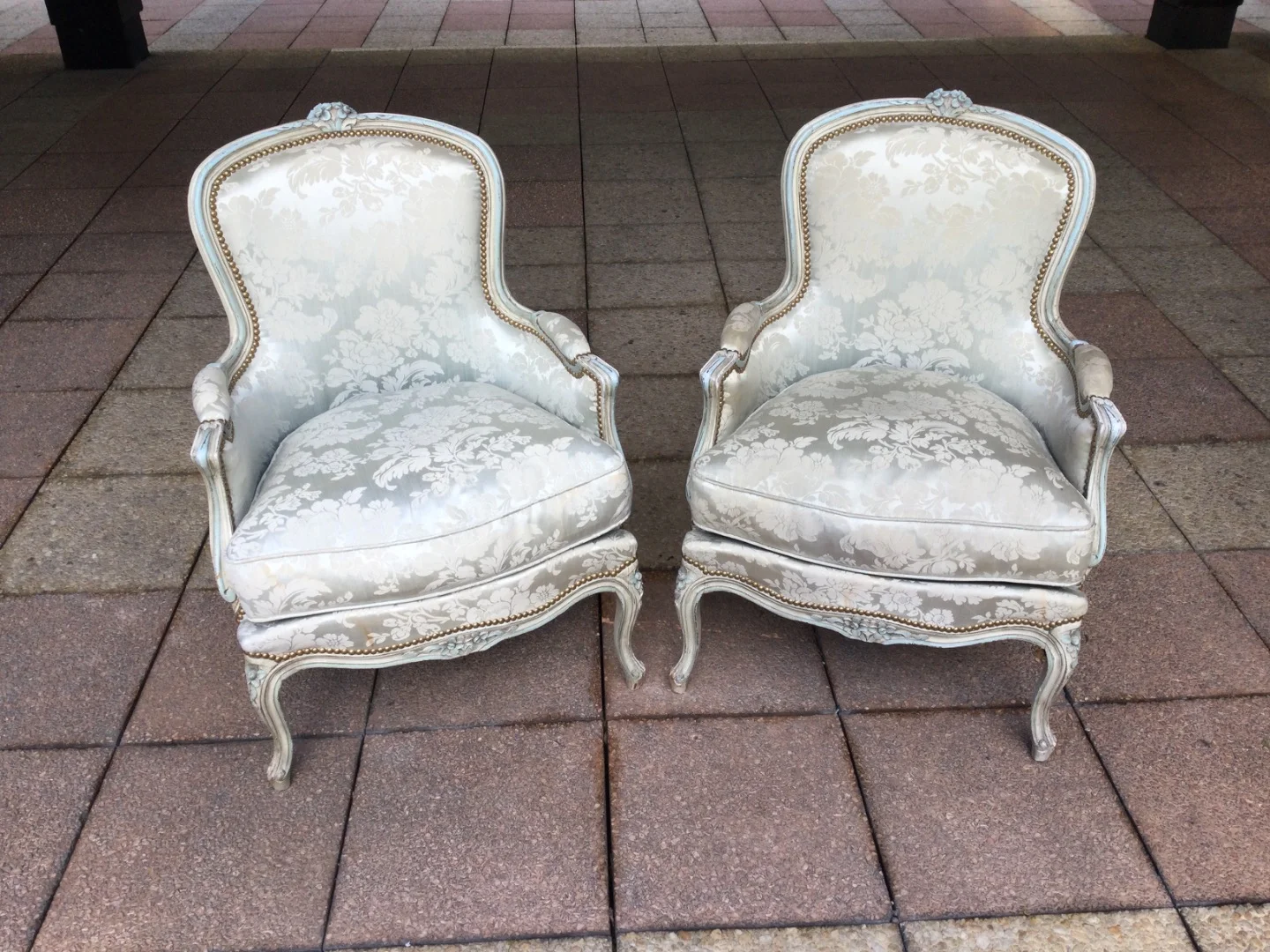Une paire de bergères de style Louis XV  pain
