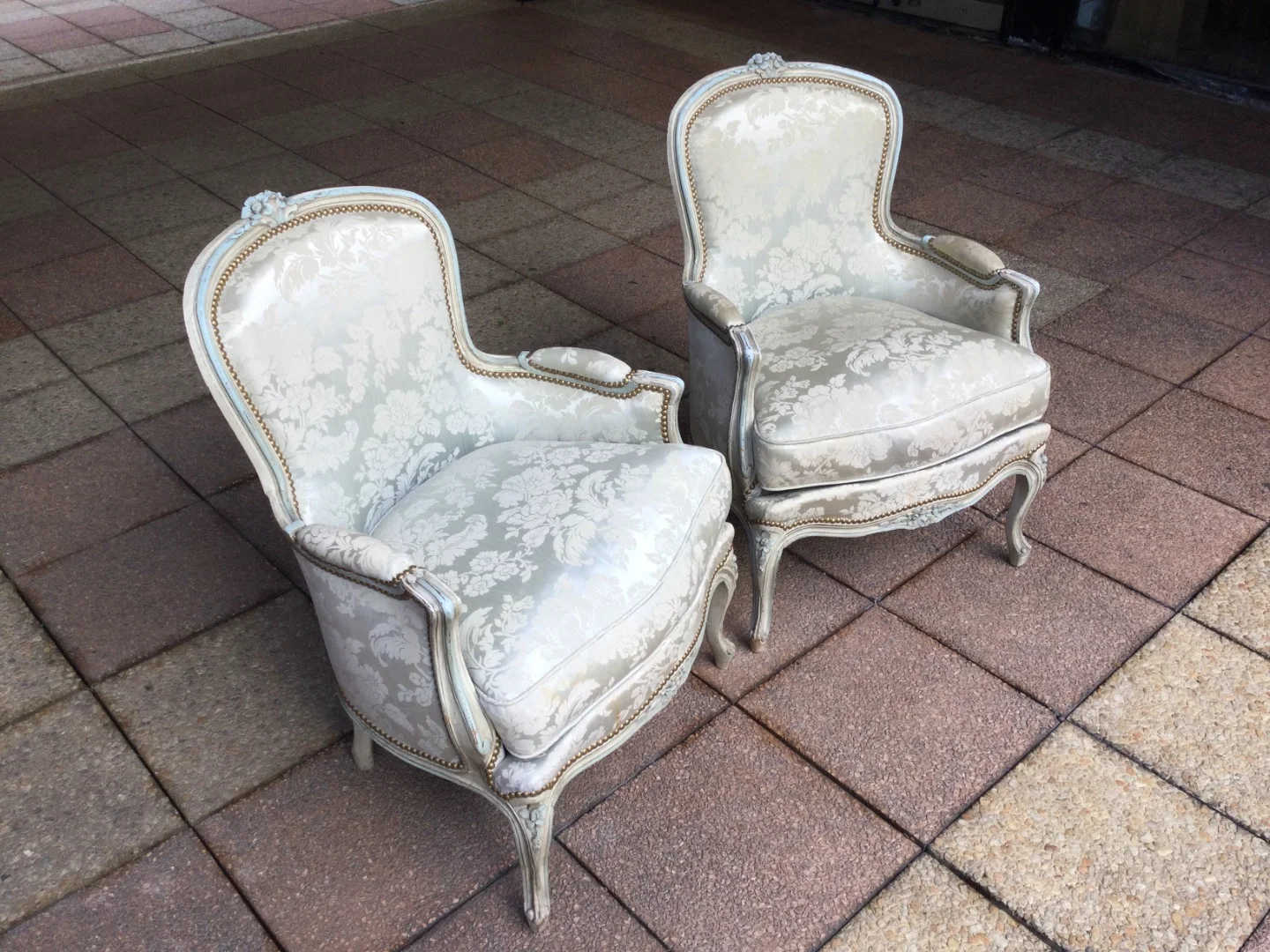 Une paire de bergères de style Louis XV  pain
