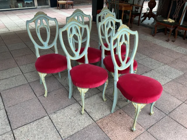 Six chaises italiennes en bois peint.