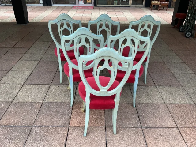 Six chaises italiennes en bois peint.