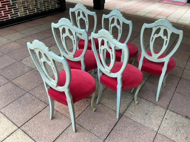 Six chaises italiennes en bois peint.