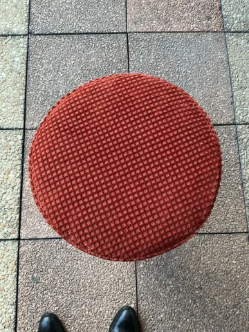 Un tabouret en acajou.
