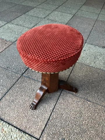 Un tabouret en acajou.
