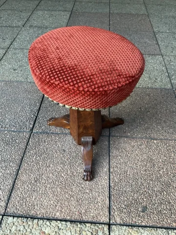 Un tabouret en acajou.