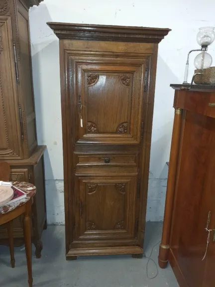 Homme debout en chêne