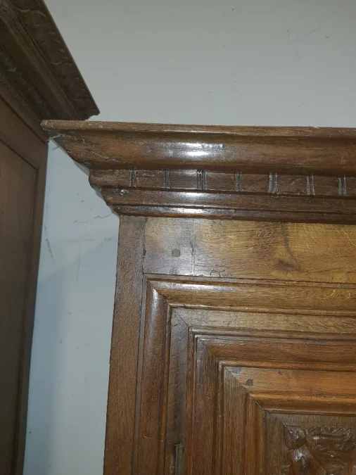 Homme debout en chêne