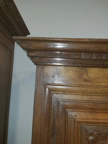 Homme debout en chêne