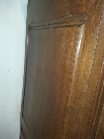 Homme debout en chêne