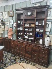 Grand meuble de pharmacie