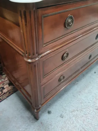 Commode de style Louis XVI
