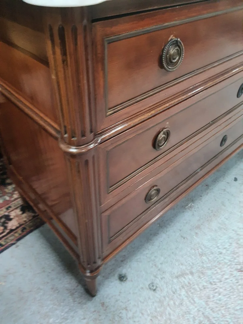 Commode de style Louis XVI