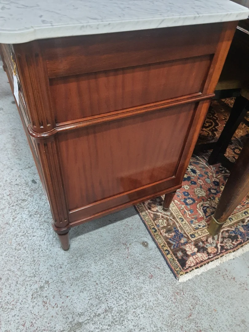 Commode de style Louis XVI