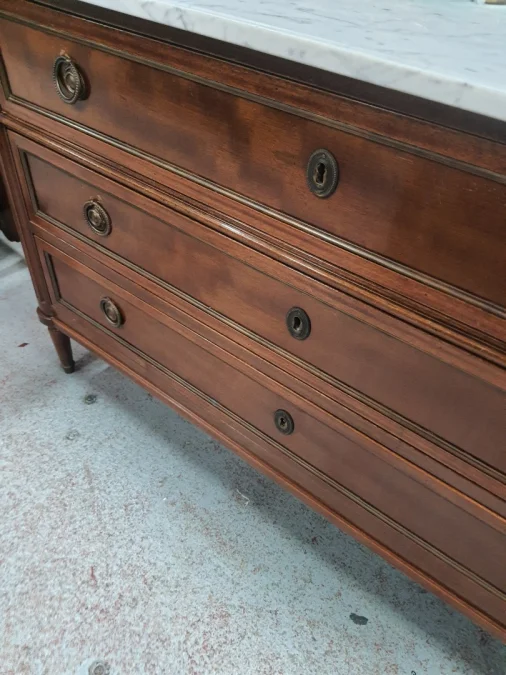 Commode de style Louis XVI