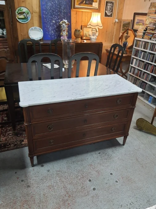 Commode de style Louis XVI