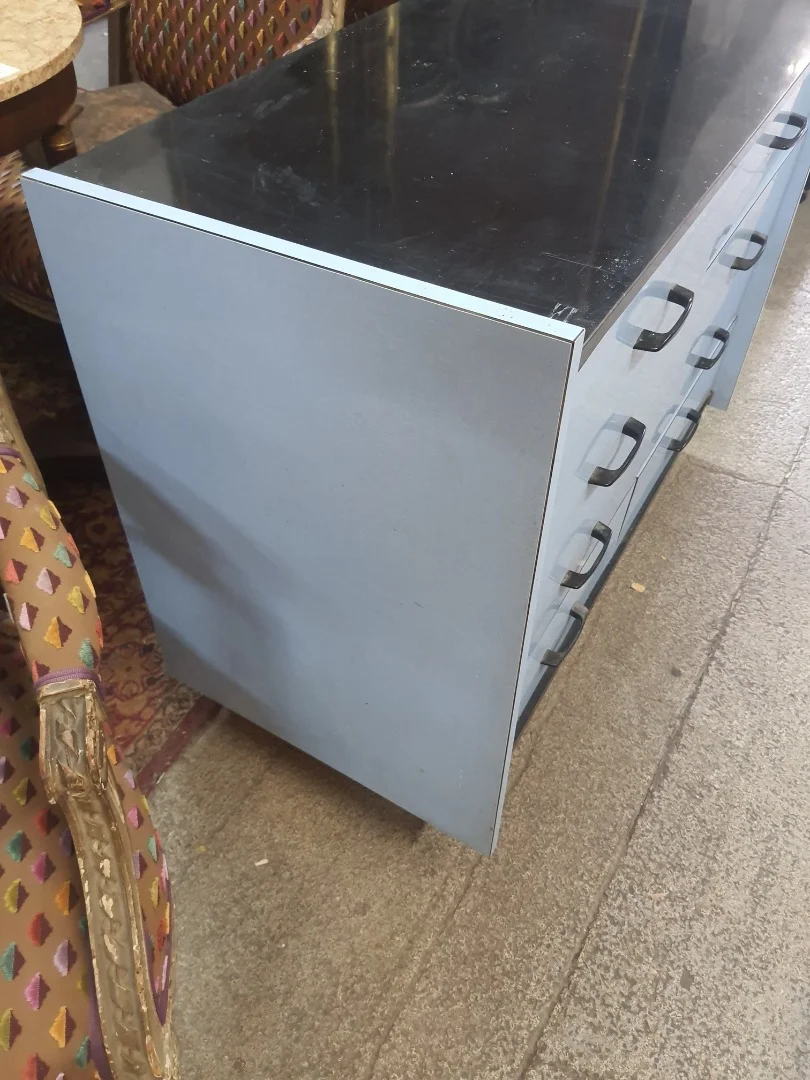 Commode en formica bleue