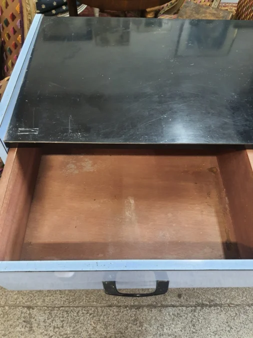 Commode en formica bleue