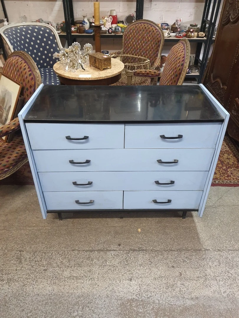 Commode en formica bleue