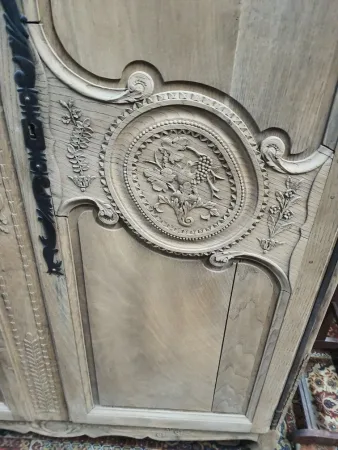 Armoire normande décapée