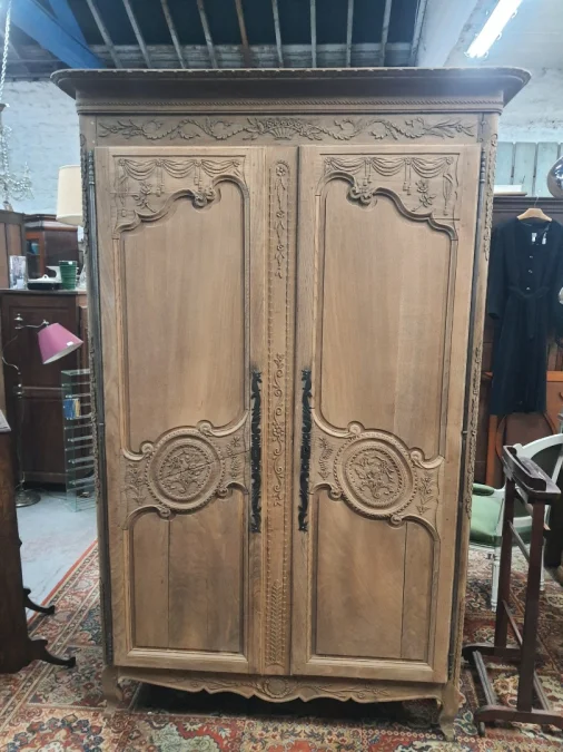 Armoire normande décapée