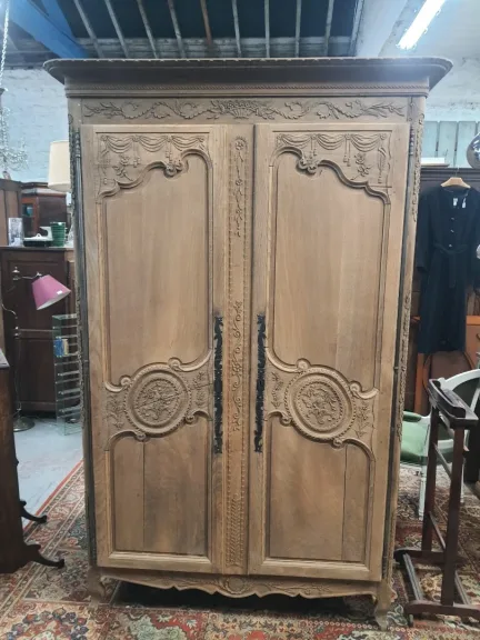 Armoire normande décapée
