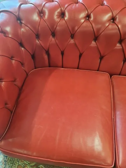 Canape et un fauteuil chesterfield en cuir