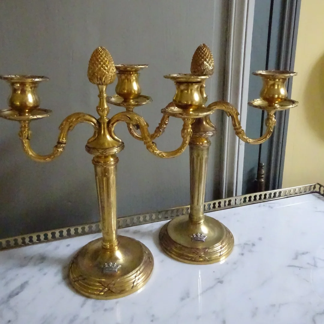 Paire de candélabres à deux feux en bronze doré de style Louis XVI