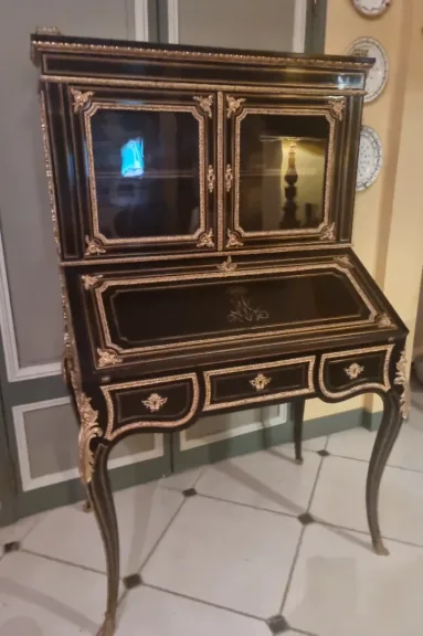 Grand bureau de pente surmonté d'une vitrine en marqueterie de laiton époque Napoléon III