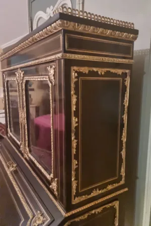Grand bureau de pente surmonté d'une vitrine en marqueterie de laiton époque Napoléon III